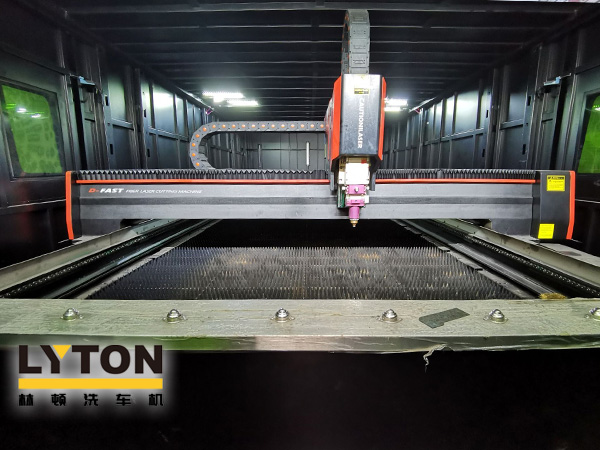 林頓電腦洗車機秉持匠心制造的標準,致力為客戶提供高品質的專業洗車設備。引進FIBER LASER CUTTING MACHINE大型光纖激光切割機實現加工產品精度更高,切割口更光滑,速度更快,效率更高!進一步保證洗車設備的加工品質!