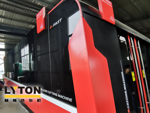 林頓電腦洗車機引進大型光纖激光切割機實現加工產品精度更高,切割口更光滑,速度更快,效率更高!