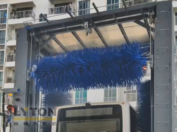 廣東某公交公司引進(jìn)林頓LM-360系列往復(fù)式巴士洗車機