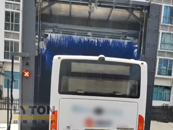 廣東某公交公司引進(jìn)林頓LM-360系列往復(fù)式巴士洗車機